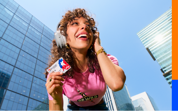 Mujer con tarjeta de CuentaRUT BancoEstado