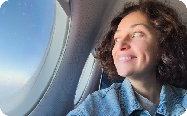 Mujer mirando a través de ventana de avión JetSMART