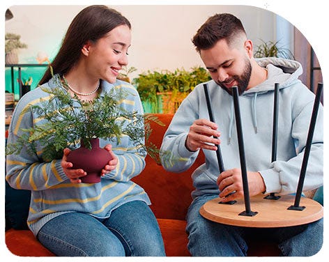 Pareja armando piso de hogar