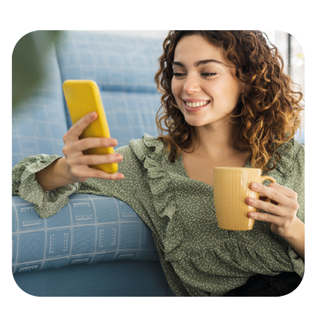 Mujer con celular en mano