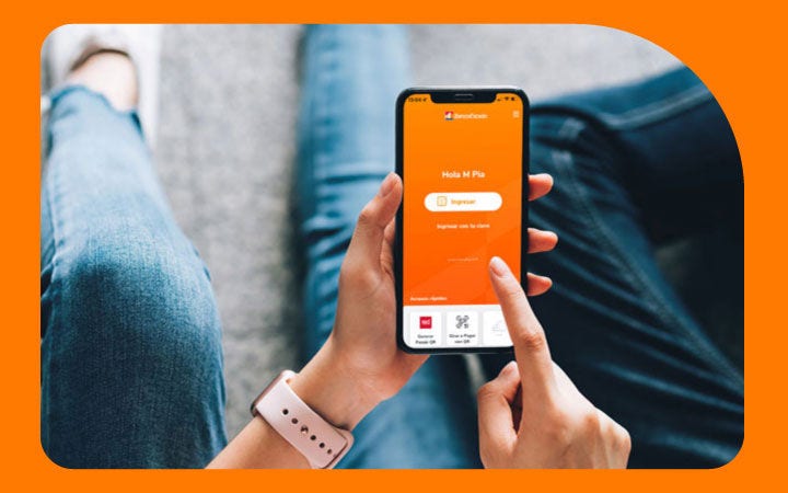 Celular en manos de una persona iniciando App BancoEstado Celular en manos de una persona iniciando App BancoEstado