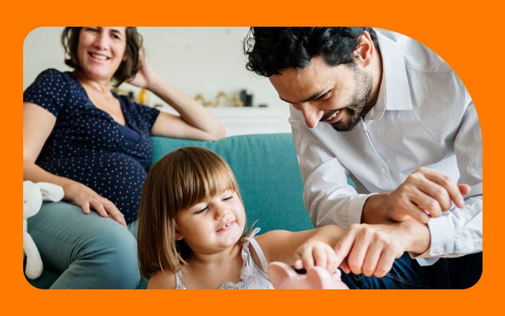 Familia ahorrando en una alcancía