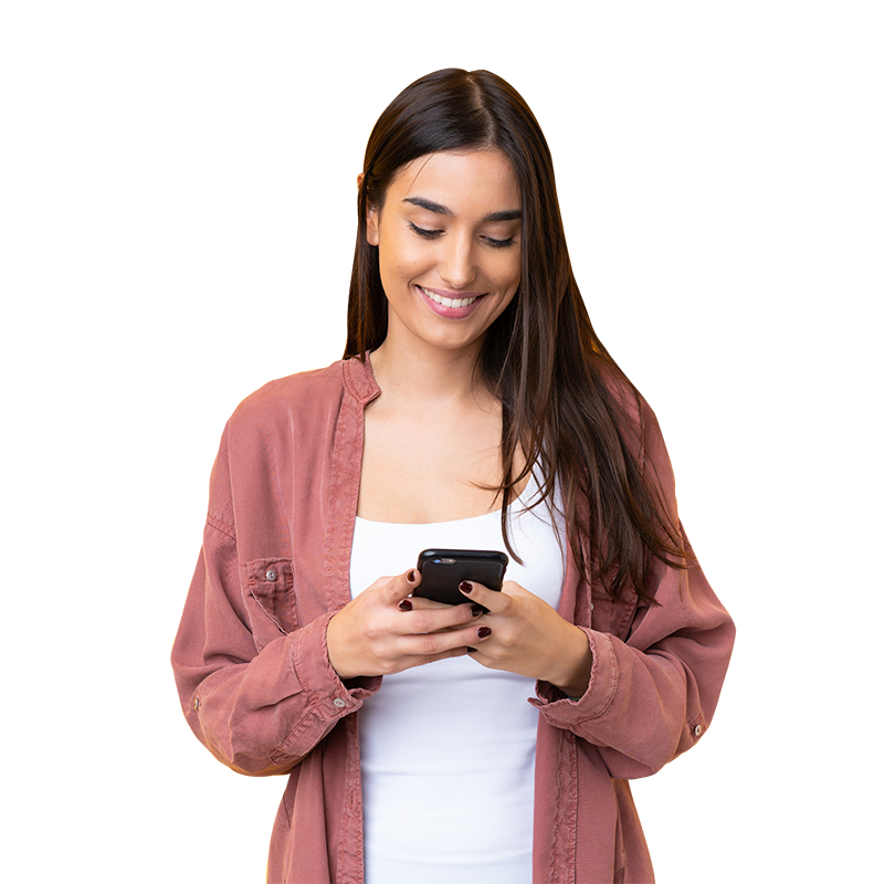 Mujer feliz gestionando Ahorro Previsional Voluntario por su App BancoEstado.