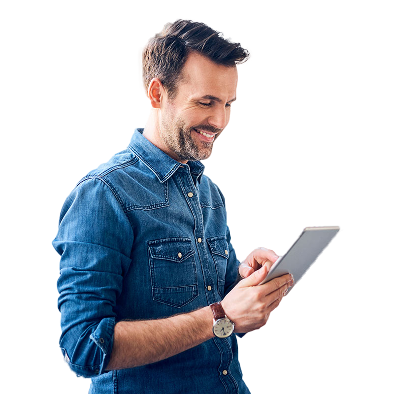 Hombre sonriendo haciendo una inversión en su tablet 