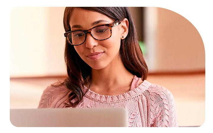 Mujer trabajando en su computador