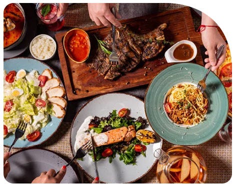 Platos de comida en mesa