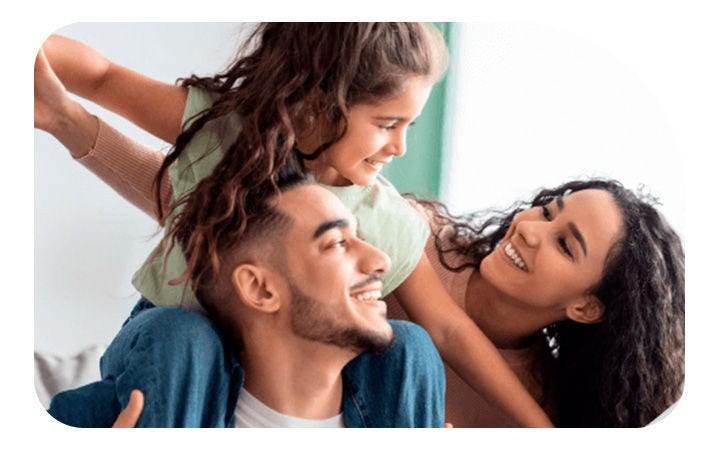 Familia feliz sonriendo