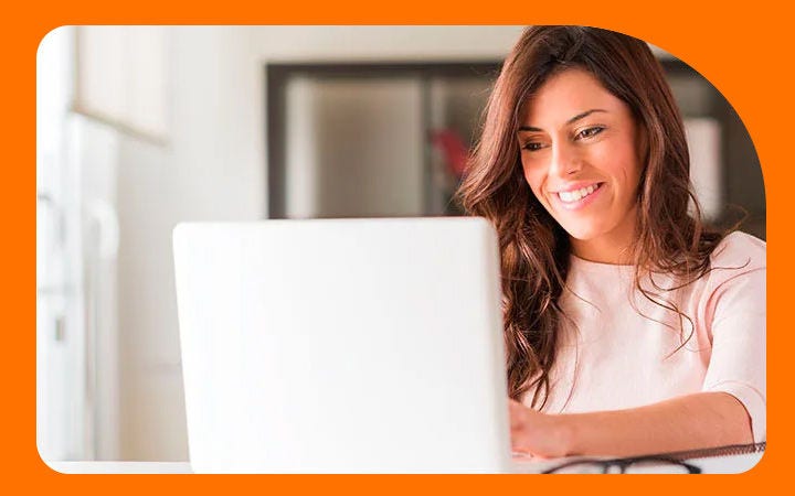 Mujer sonriendo frente a un computador