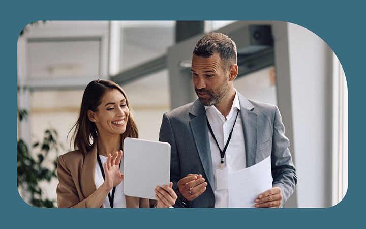 Pareja revisando una tablet