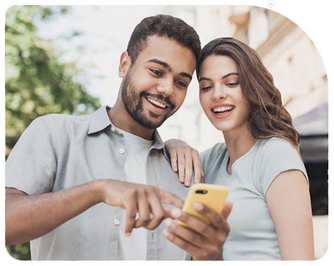 Pareja con un celular en la mano