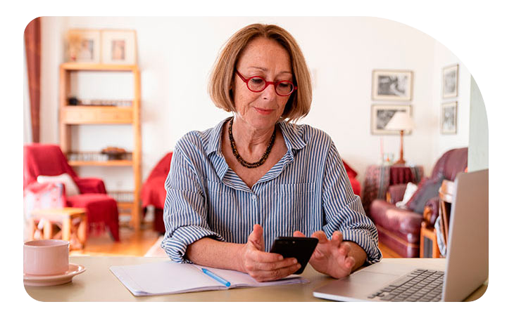 Mujer adulta mirando su celular