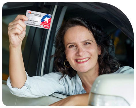 Mujer con Tarjeta CuentaRUT de BancoEstado