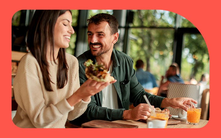 Amigos comiendo en una mesa