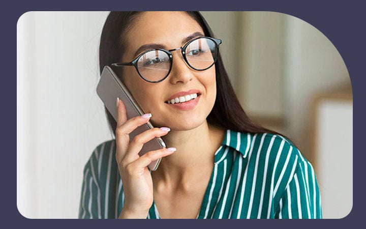 Mujer hablando por celular