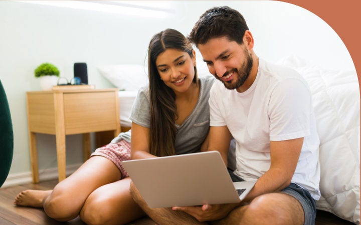 Pareja de jóvenes mirando un computador