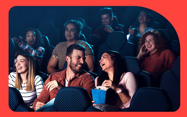 Personas mirando película en cine