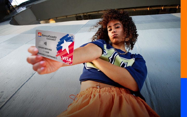 Mujer con tarjeta CuentaRUT BancoEstado