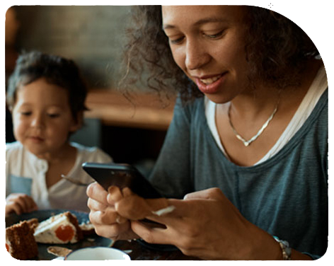 Mujer revisando con el celular su APV