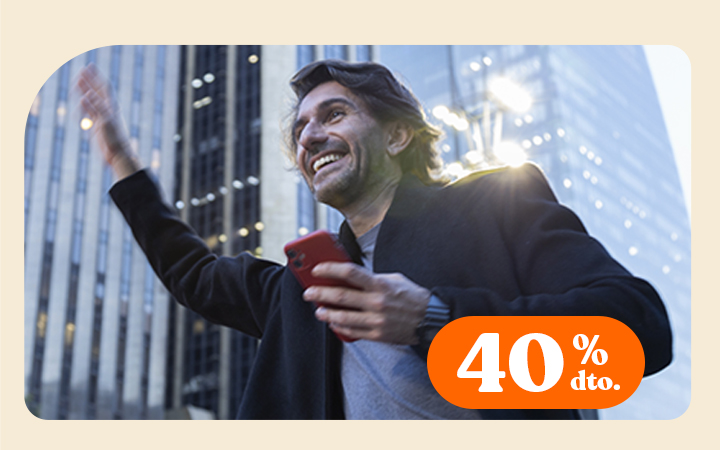 Hombre con celular en mano