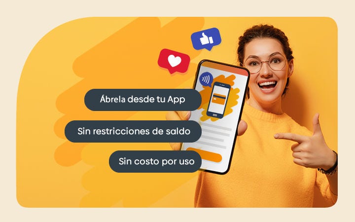 Mujer sonriendo enseñando su celular