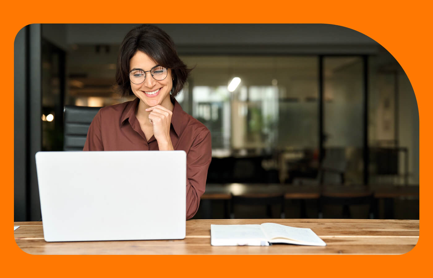 Mujer revisando su resumen de ahorro en sitio web BancoEstado