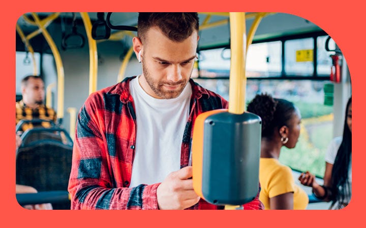 Hombre pagando su pasaje en micro Hombre pagando su pasaje en micro