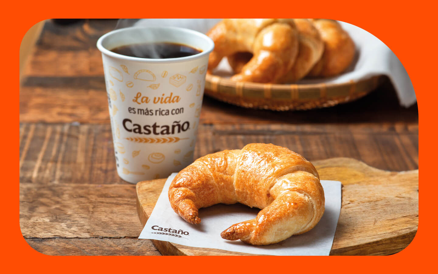 Café y medialuna de panadería Castaño 