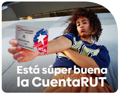 Mujer con tarjeta de CuentaRUT BancoEstado