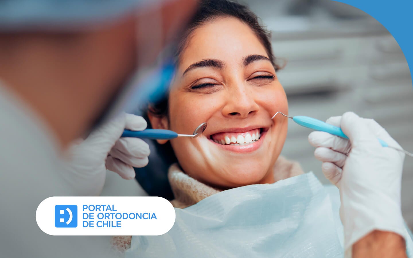 Paciente sonriendo en asistencia dental