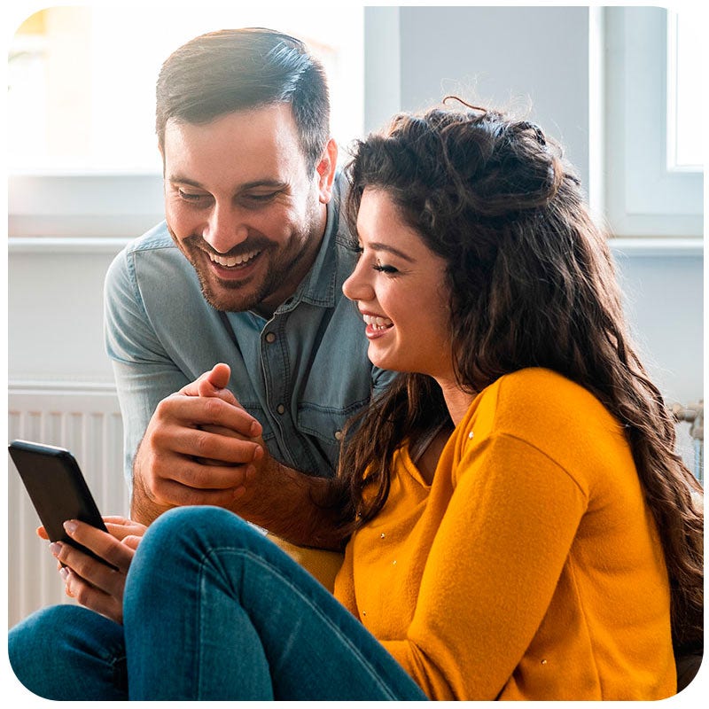 Usuarios explorando los beneficios de la Cuenta Corriente Digital BancoEstado