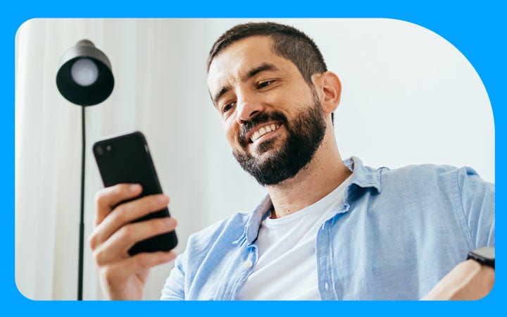 Hombre mirando su celular