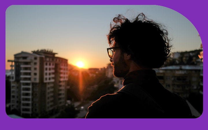 Joven mirando atardecer 