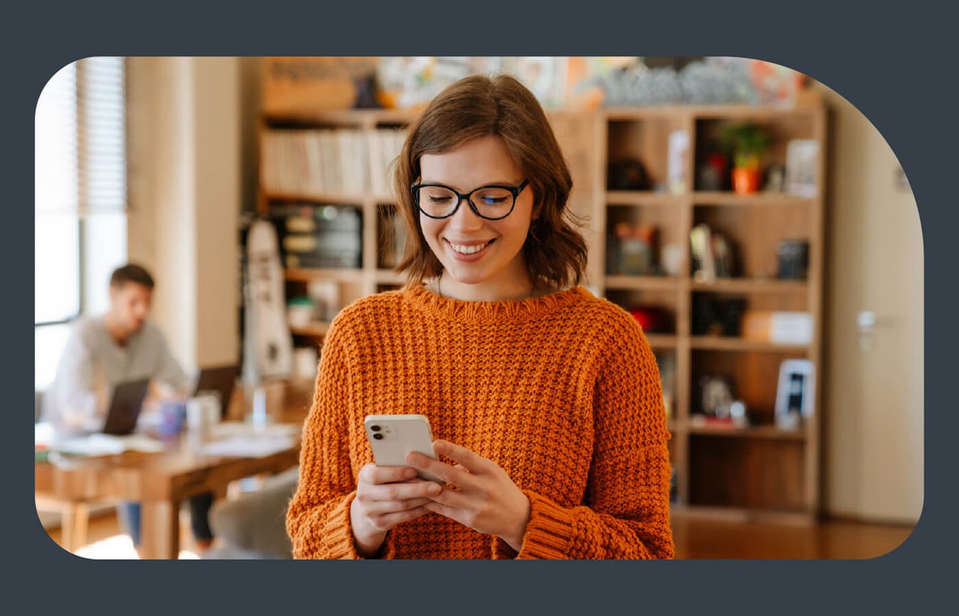 Mujer mirando celular leyendo sobre Plan de Cuenta Costo $0 en BancoEstado
