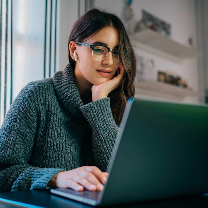 Mujer trabajando en su computador