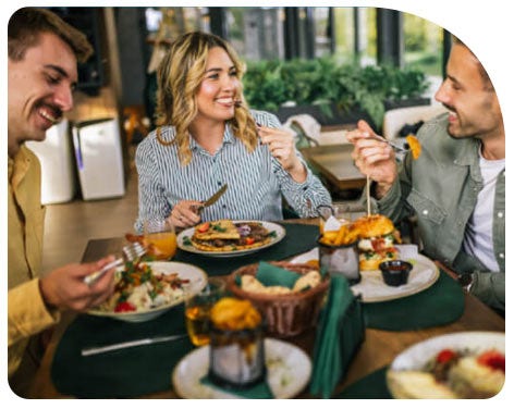 Amigos comiendo en una mesa