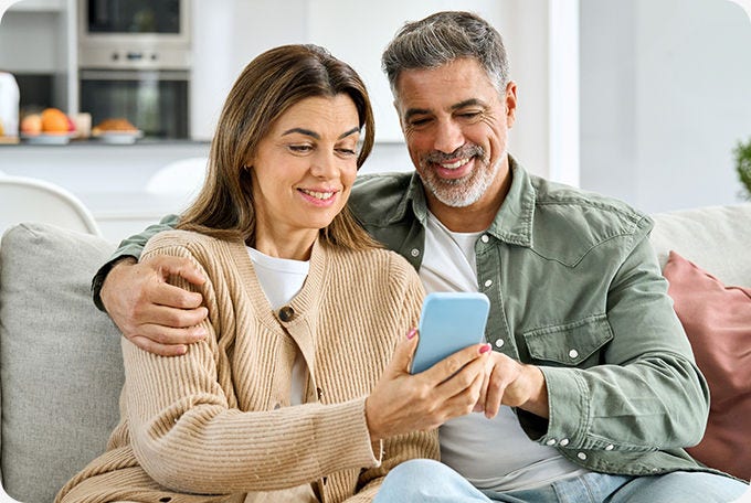 Pareja con celular 
