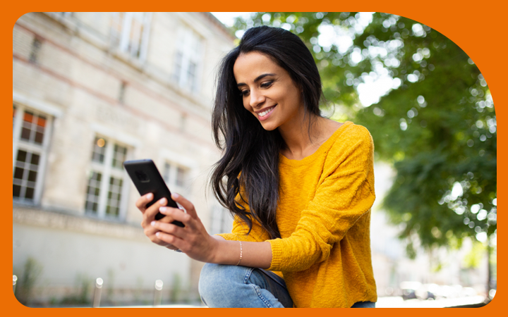 Mujer revisando su celular