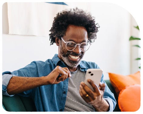 Hombre revisando su celular