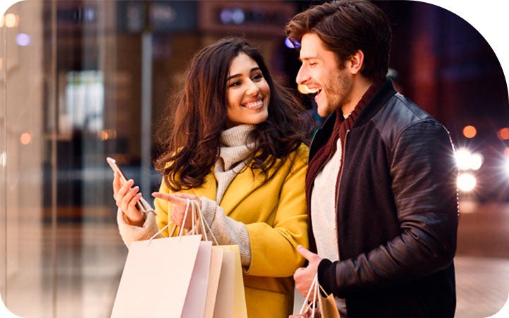 Pareja mirando una tarjeta de crédito