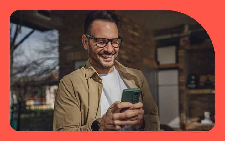 Cliente revisando su Cuenta Corriente Digital BancoEstado en su celular