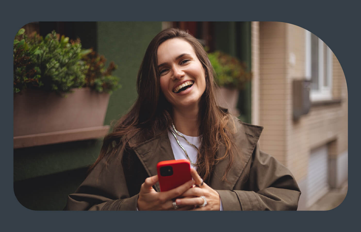 Retrato de mujer con celular