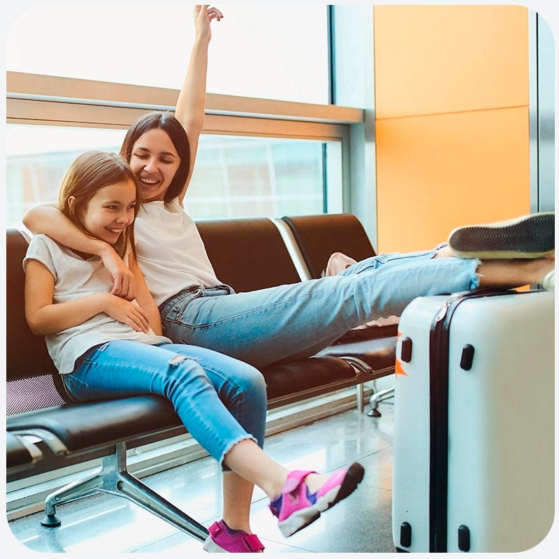 Mamá e hija usando la Cuenta Corriente Digital BancoEstado en el aeropuerto