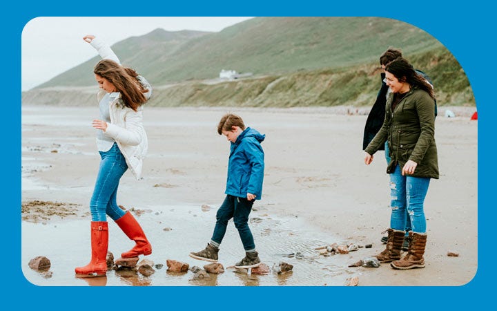 Niños jugando en la playa