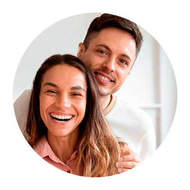 Pareja de jóvenes sonriendo