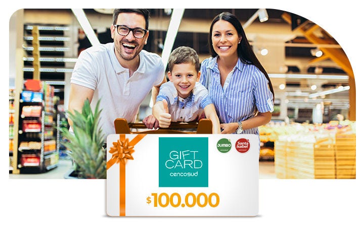 Familia sonriendo de compras en un supermercado