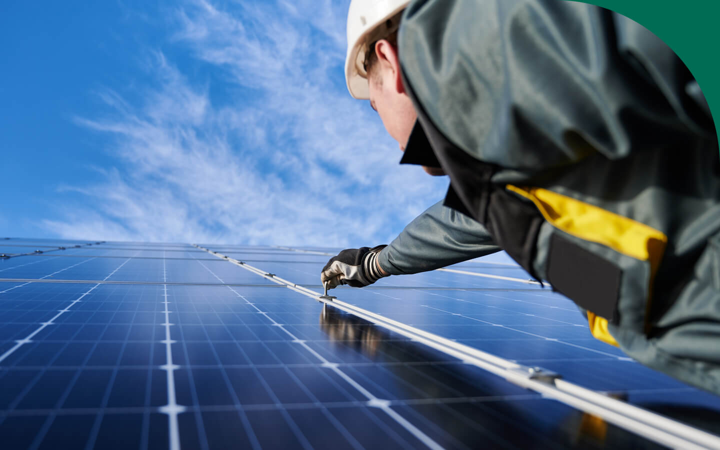 Hombre instalando panel solar