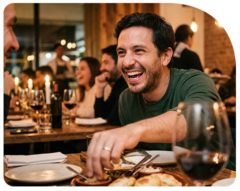 Persona feliz en restaurante