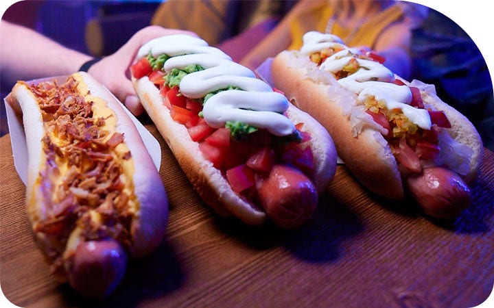 3 completos en una mesa