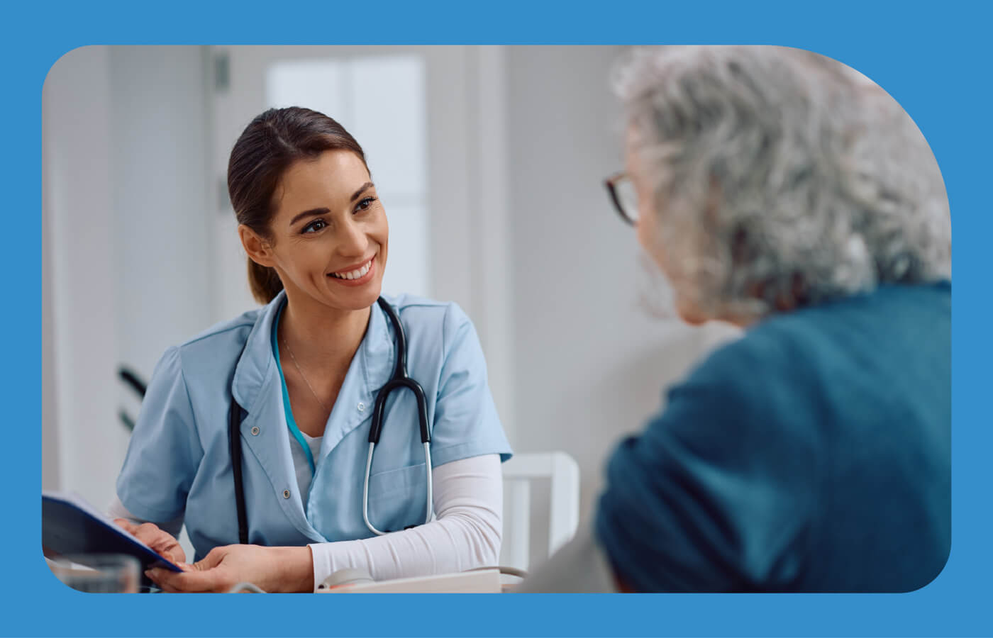 Enfermera atendiendo paciente