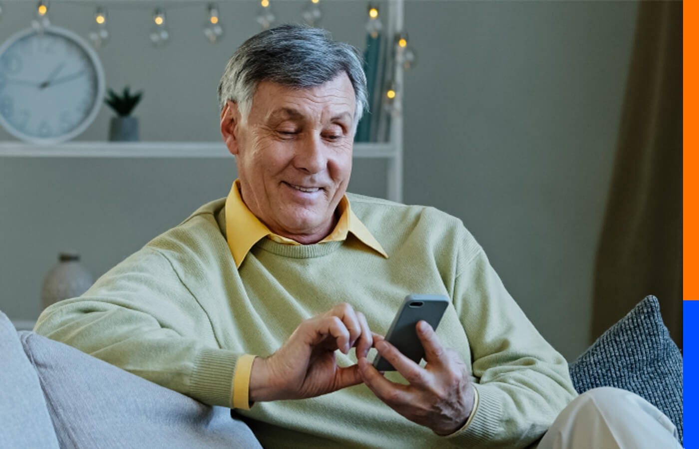 Hombre con celular en App BancoEstado